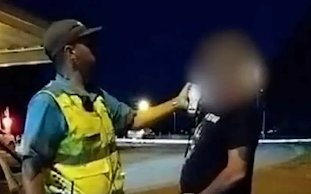 Buenos Aires: demoraron al conductor de un vehículo por circular con 1,71 gramos de alcohol en sangre, tener licencia vencida y no tener la VTV de automotor. El individuo intentó coimear al oficial con ropa