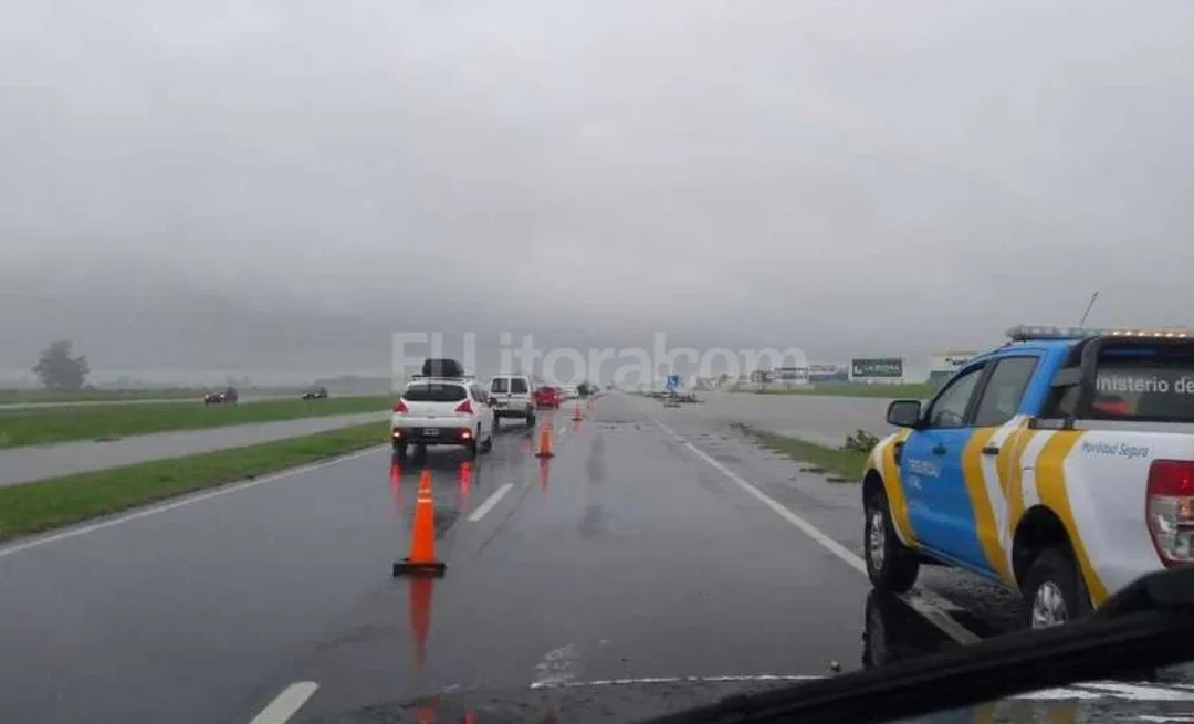 Fuerte temporal en autopista Rosario – Córdoba: viento huracanado y granizo hicieron destrozos durante la mañana de este viernes. Advirtieron riesgos a localidades cercanas