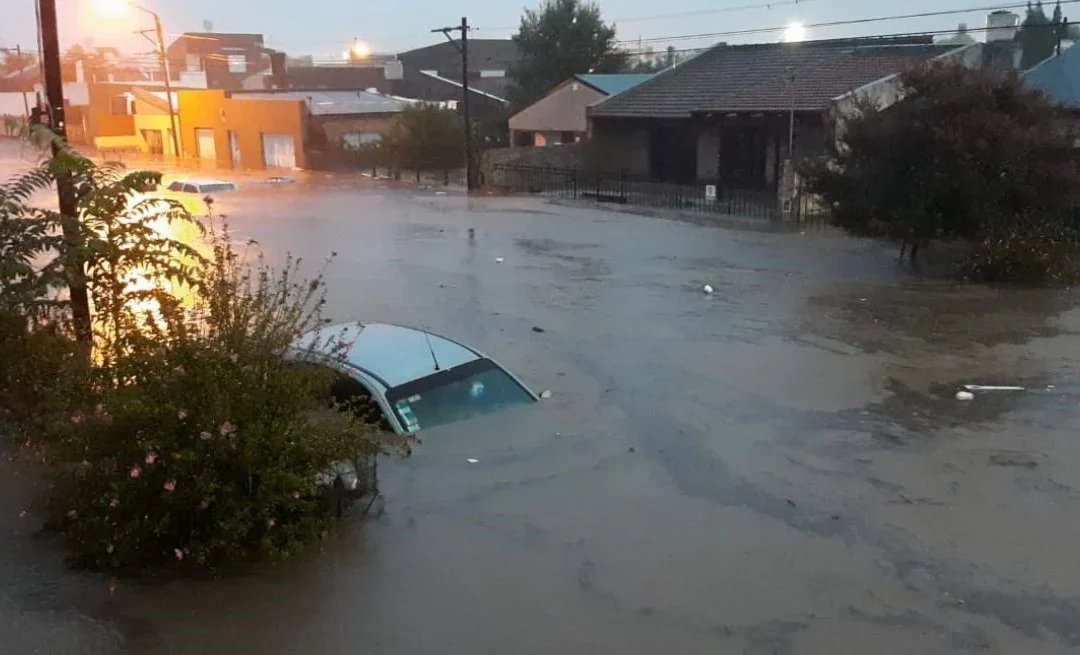 Fuertes precipitaciones causan inundaciones en Bahía Blanca. En la madrugada debieron evacuar a bebés recién nacidos de un hospital. Se esperan más lluvias.