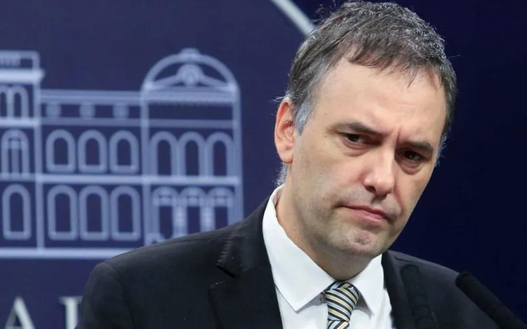 Manuel Adorni se quedó sin palabras al ser consultado sobre un tweet del 2018, cuando criticaba duramente el préstamo otorgado por el FMI a Macri. Al final, argumentó que «ya estamos en el FMI»