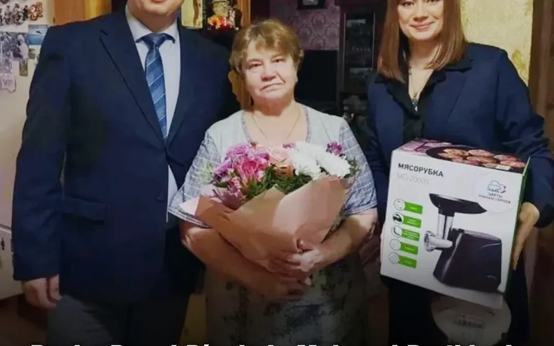 Rusia: Por el Día de la Mujer, el partido de Putin regalo flores y electrodomésticos que incluyen picadoras de carne a madres de soldados fallecidos en la guerra con Ucrania