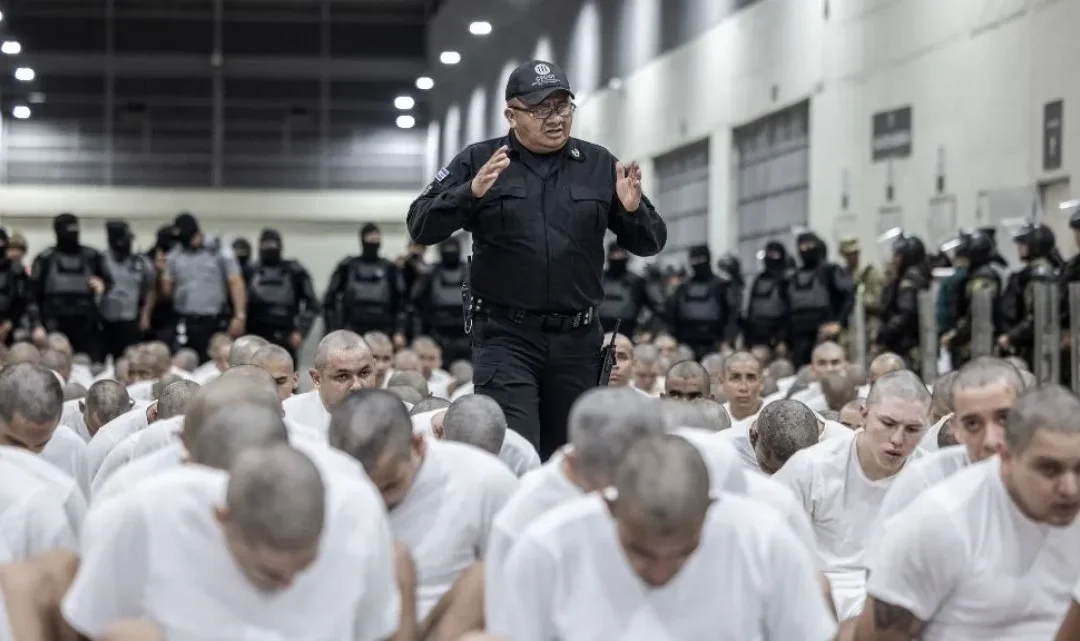 238 presuntos miembros de la banda criminal venezolana Tren de Aragua, junto a otros supuestos 23 miembros de la pandilla Mara Salvatrucha, fueron deportados por Estados Unidos, y arribaron a El Salvador, donde fueron recluidos en el CECOT