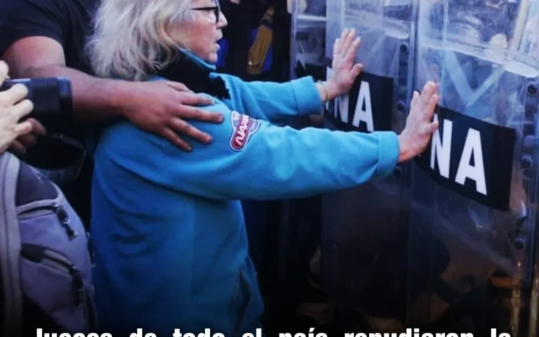Magistrados de todo el país repudiaron la represión a jubilados y defendieron el accionar de la magistrada que liberó a los detenidos en el Congreso
