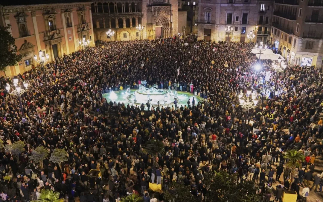 Miles de personas se manifestaron en Valencia, España, para pedir nuevamente la renuncia del presidente regional, criticado por su mala gestión de las inundaciones del 29 de octubre, que dejaron un enorme saldo de muertos y daños materiales