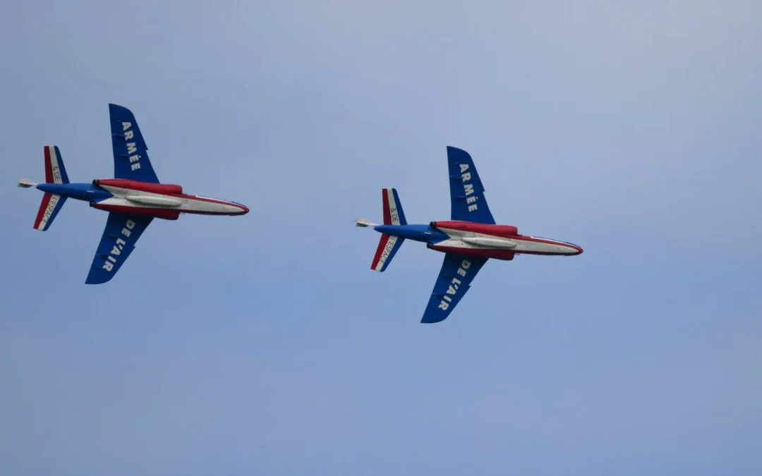 Francia: dos jets de la Fuerza Aérea chocaron en pleno vuelo, mientras realizaban acrobacias. Los ocupantes logran eyectarse a tiempo. Las autoridades francesas investigan el incidente