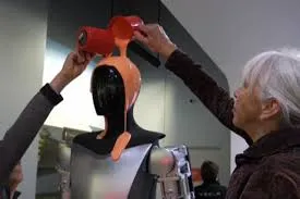 Activistas de Just Stop Oil arrojaron pintura sobre un robot de Tesla, empresa de Elon Musk, en reclamo por el impacto ambiental de los procesos de Tesla