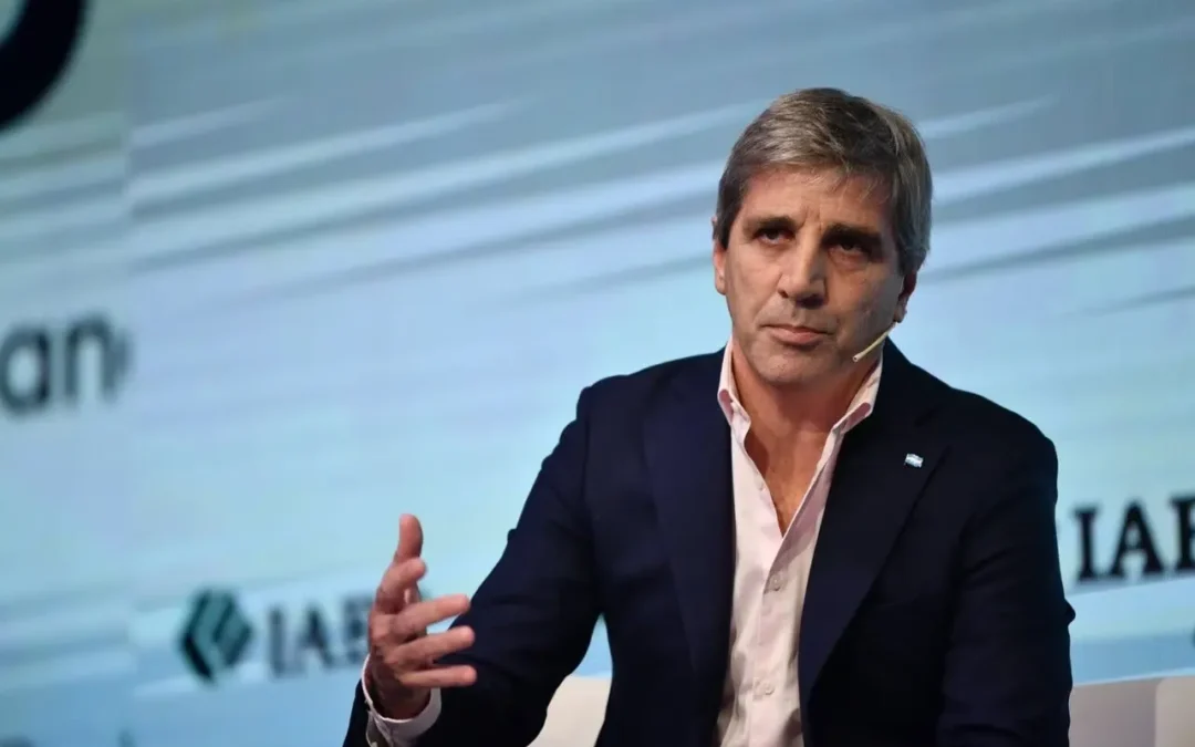 Caputo aseguró que es «un mito» que la gente se quede sin trabajo, argumentando que hay una redistribución: «La gente que no demanda la industria de la indumentaria, la demandará la industria de la tecnología», ejemplificó