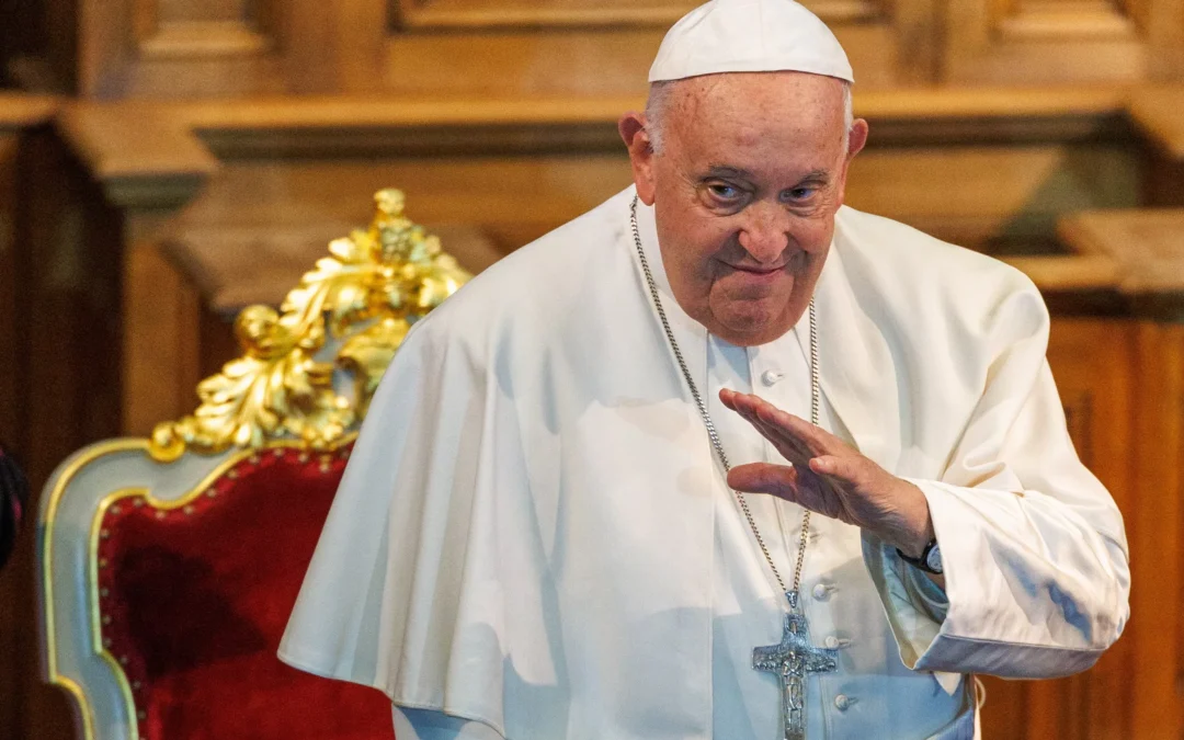 Mejora la salud del Papa Francisco. El Vaticano informó que continuará con terapia farmacológico en el hospital, pero su pronóstico ya no es reservado