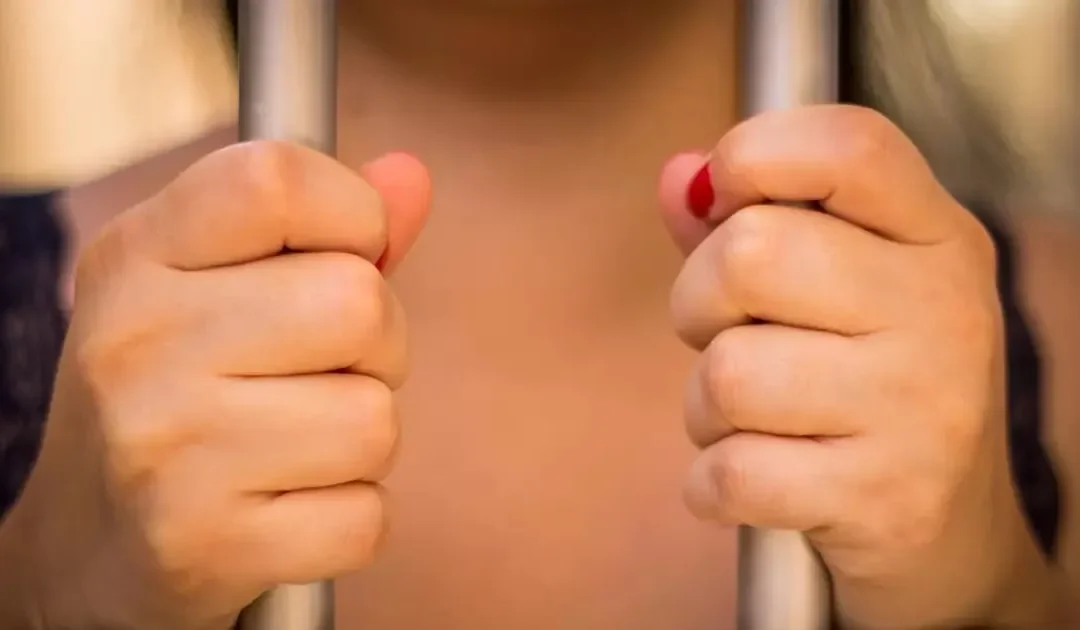 Dos hermanas llevan cuatro meses detenidas sin condena. Su abogado afirma que es un “delito leve” y que la justicia niega su libertad pese a que Fiscalía descartó riesgo procesal