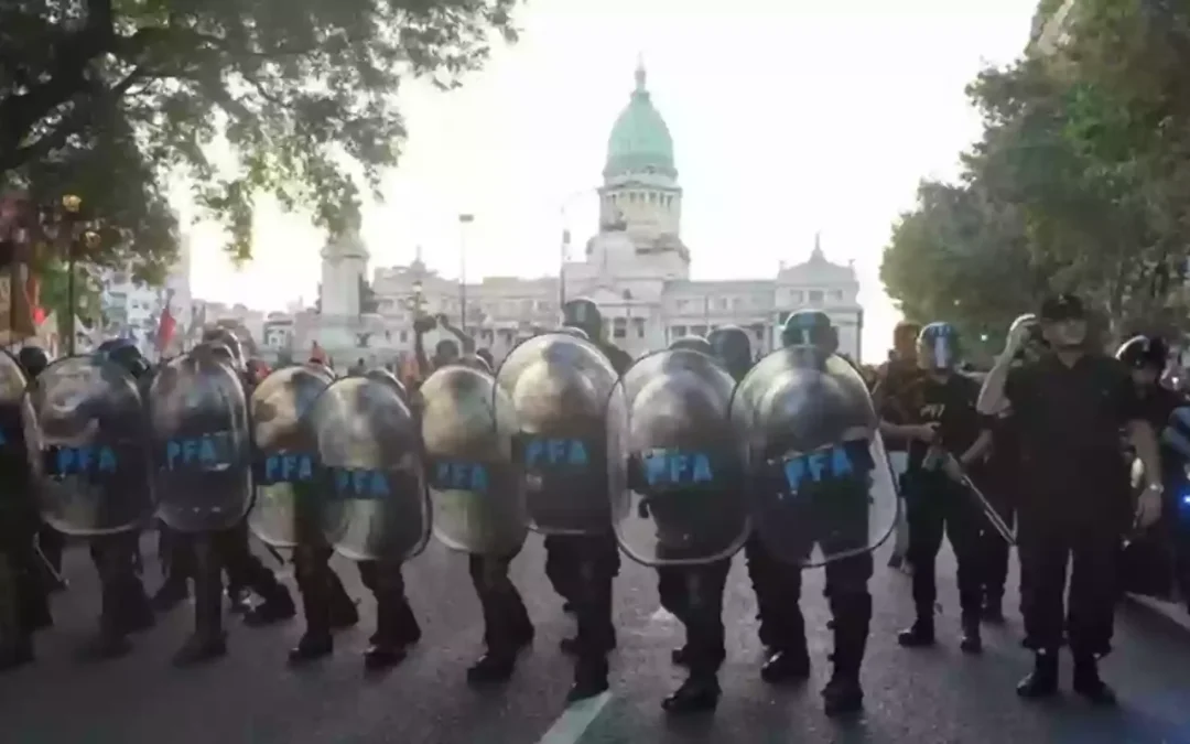 Nación avanza con el megaoperativo en el Congreso: Fuertes controles, advertencias por altoparlantes y carteles; y tres anillos de seguridad, en el marco de una movilización masiva