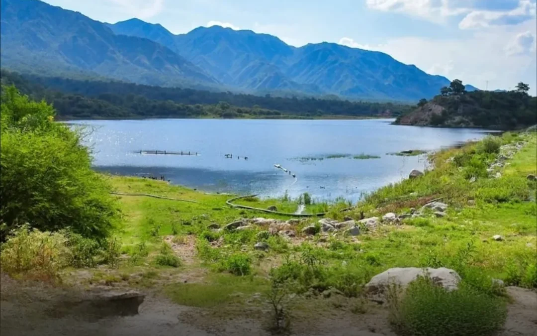 Obras hídricas en Chamical: tras buena temporada de lluvia, el dique La Aguadita alcanzó su cota máxima y el agua fluye por el vertedero