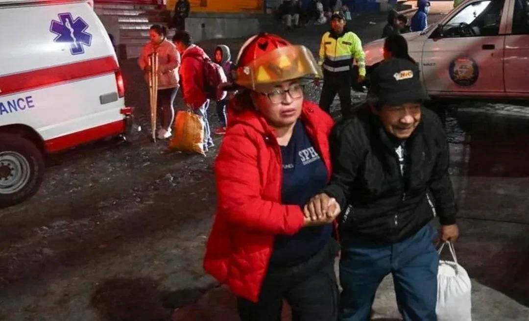 Miles de personas debieron ser evacuadas en Guatemala tras la erupción del Volcán de Fuego. El gobierno cerró rutas y canceló las clases