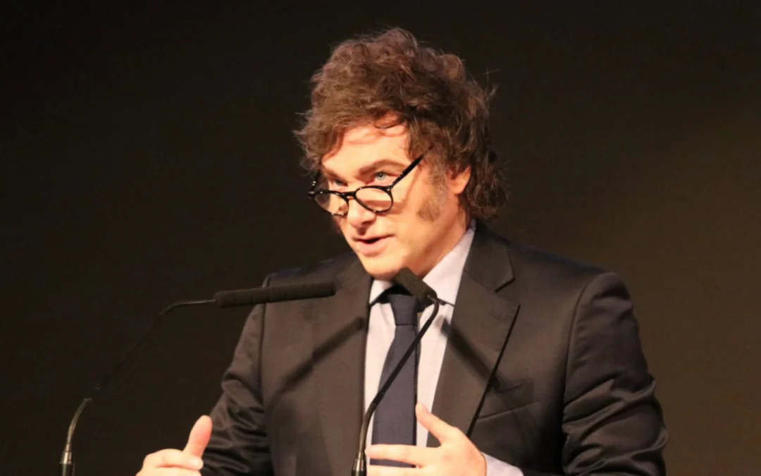 Javier Milei aseguró que es «muy optimista» con los avances tecnológicos, y que la Inteligencia Artificial ayudará a achicar el Estado: «En 30 segundos la inteligencia artificial me hace un contrato mejor que un grupo de abogados»