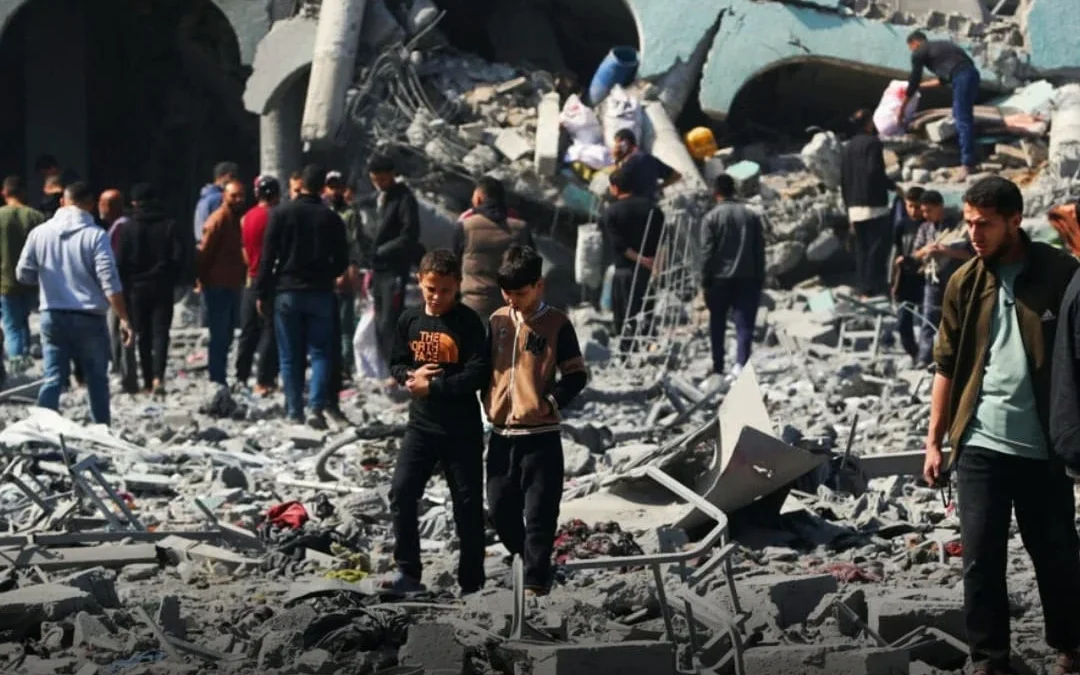 Comunidades internacionales exigen alto al fuego tras ataque de Israel a una escuela de Gaza