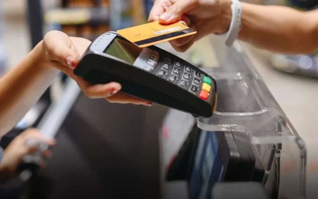 Cambios fiscales: ARCA implementó percepciones del 30% en compras con tarjeta en el exterior afectando el pago de servicios digitales