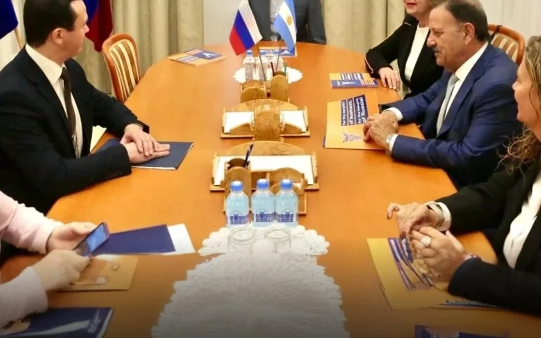 En Moscú, Rusia, el gobernador Quintela pidió apoyo para obras claves y presentó el potencial productivo del Norte Grande