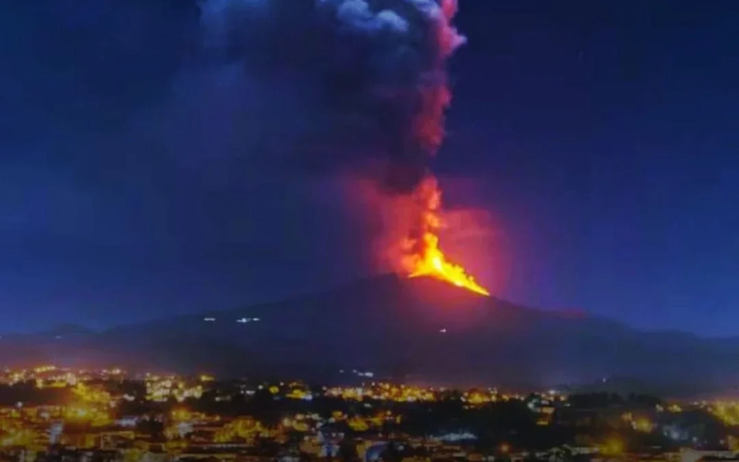 Italia en alerta: El volcán Etna entra en erupción con explosiones y una nube de cenizas de 5-000 metros
