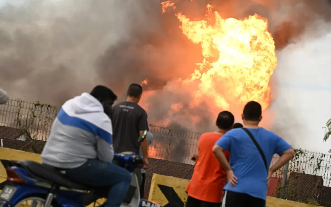 Malasia: gasoducto explotó en plena ciudad, dejando al menos 63 heridos con quemaduras y dificultades respiratorias, y 112 vecinos afectados por el incendio