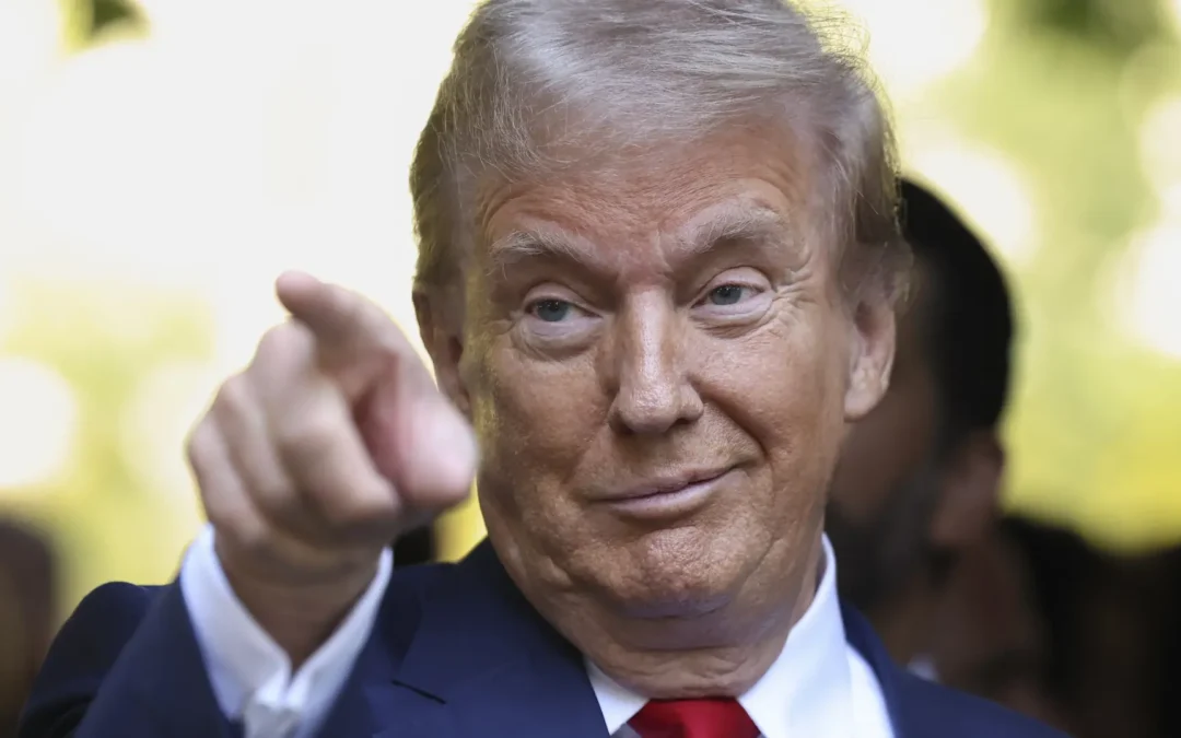 Donald Trump se burló de los países que buscan acuerdos en la negociación por la carga arancelaria: «Me están besando el trasero para hacer un trato», expresó