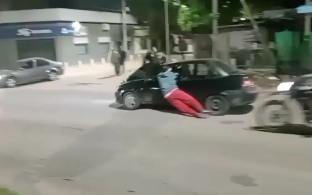 Buenos Aires: Un conductor fue detenido luego de atropellar y llevar colgado de su auto, durante varios metros, a dos vecinos que protestaban por la falta de luz en la localidad de Florencio Varela