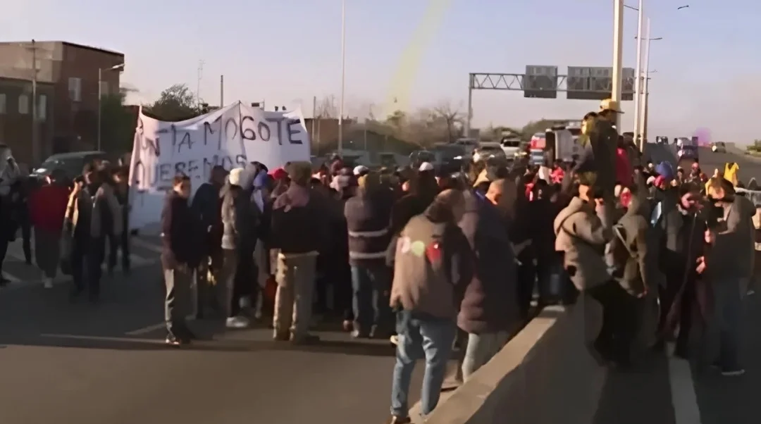 Buenos Aires: 10.000 trabajadores protestan exigiendo la reapertura de La Salada, en medio de fuerte operativo policial