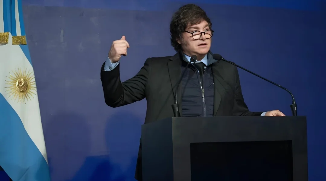Milei defendió a quienes fugaron dólares al exterior, y aseguró que «no son delincuentes, son héroes» que lograron escapar de la inflación