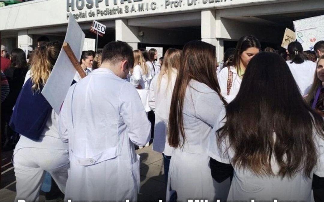 Denuncian penalmente a Milei por burlarse de la situación del Hospital Garrahan en un streaming