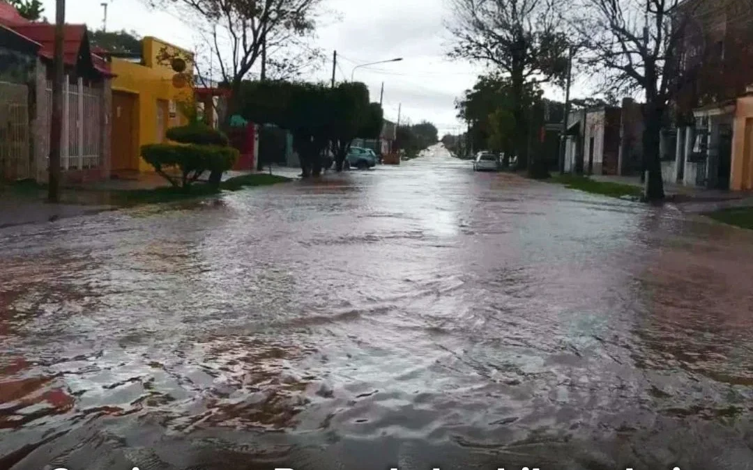 Corrientes: Paso de Los Libres bajo agua con familias evacuadas y calles anegadas por las lluvias