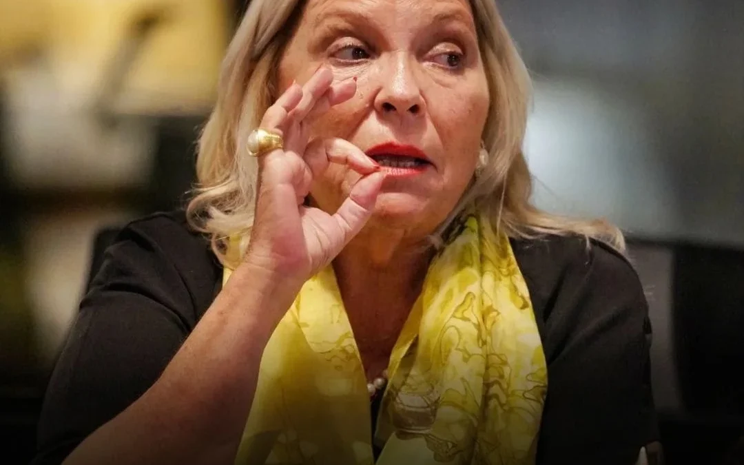 Carrió arremete contra Caputo por el Garrahan