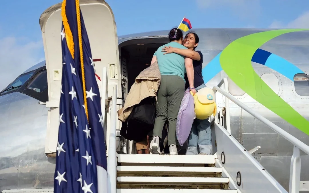 Estados Unidos: El primer vuelo con migrantes que se «autodeportan» partió de Texas a Honduras y Colombia con 64 personas a bordo. Cada migrante recibió 1.000 dólares y conserva la posibilidad de poder regresar a EE.UU. legalmente
