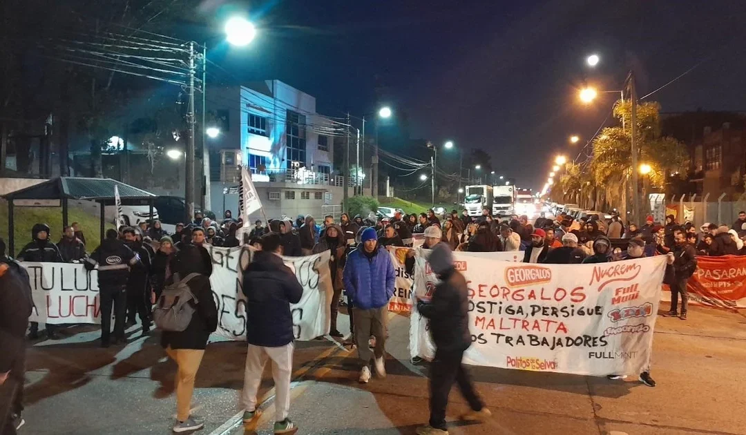 Despedidos de Georgalos cortan Panamericana en protesta contra cesantías sin aviso y denuncias por política antisindical