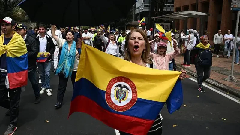Colombianos se manifiestan tras el atentado a Miguel Uribe, en rechazo a la violencia política y en apoyo al candidato