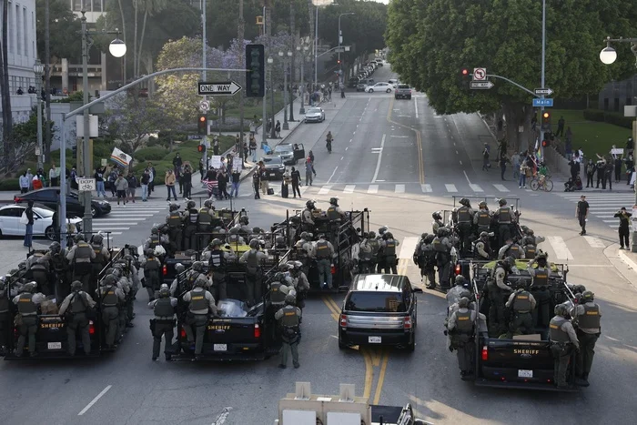 Trump envió 700 marines a Los Ángeles tras otra jornada de protestas masivas contra operativos migratorios. California calificó la militarización como «abuso»