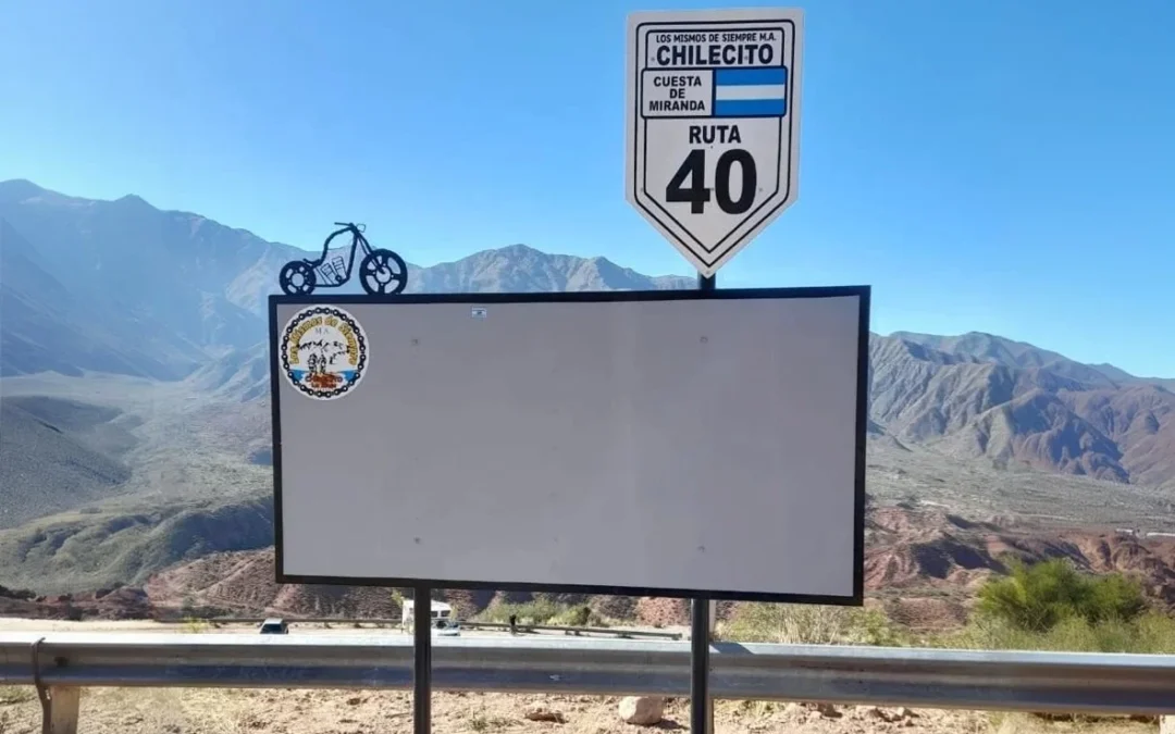 Agrupación Los Mismos de Siempre inauguró un cartel en la Cuesta de Miranda como espacio para stickers de viajeros