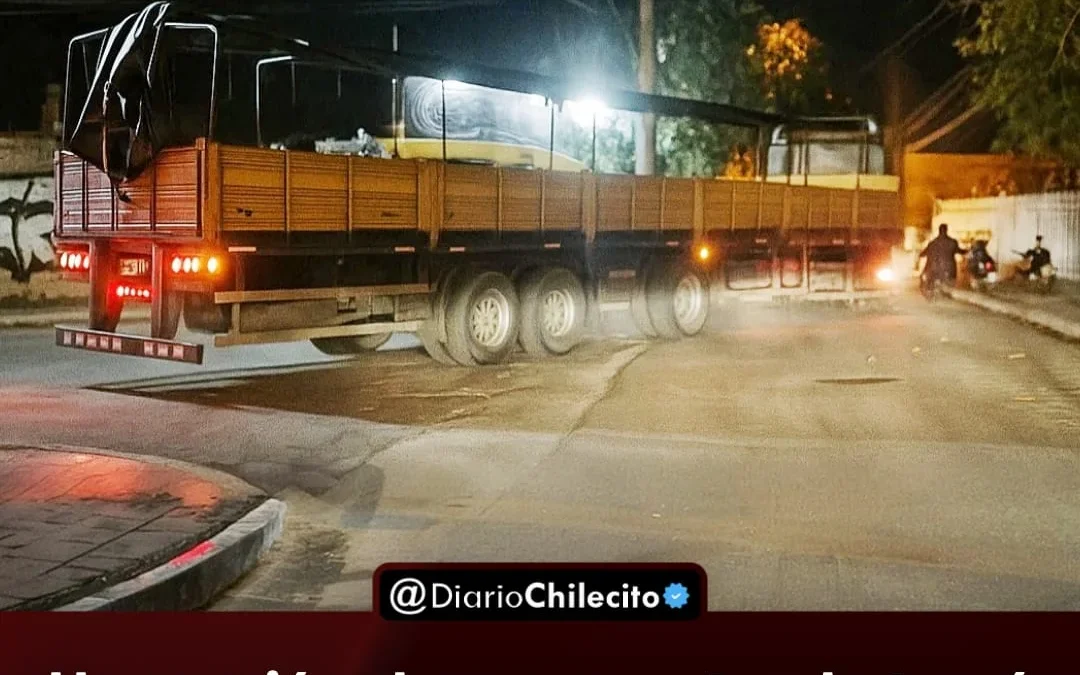 Un camión de gran porte obstruyó Libertad y Caminito al bajar en contramano y quedó trabado entre columnas y autos estacionados