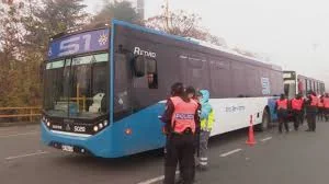 Fuerzas de seguridad controlan micros que se dirigen al centro porteño, en el marco de la marcha en apoyo a Cristina Kirchner