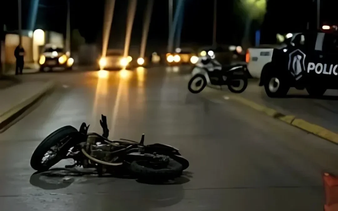 Conductor cayó con su moto tras impactar un cordón en Los Sarmientos: tenía 2,33 g. de alcohol y recibió multa por 840