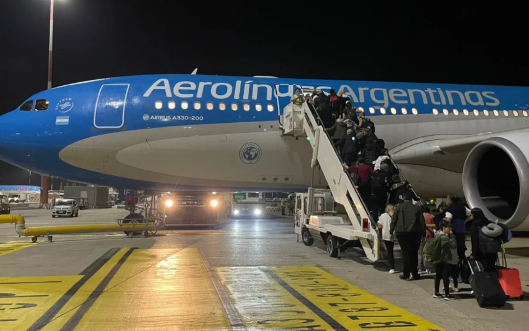 Llegó a Ezeiza el primer vuelo con argentinos varados en Medio Oriente por el conflicto en Gaza