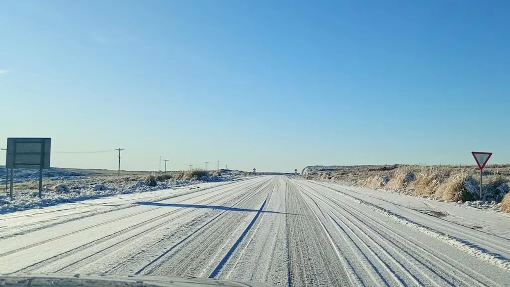 Rutas cortadas en Córdoba por choques y deslizamientos múltiples, debido al hielo acumulado en la vía