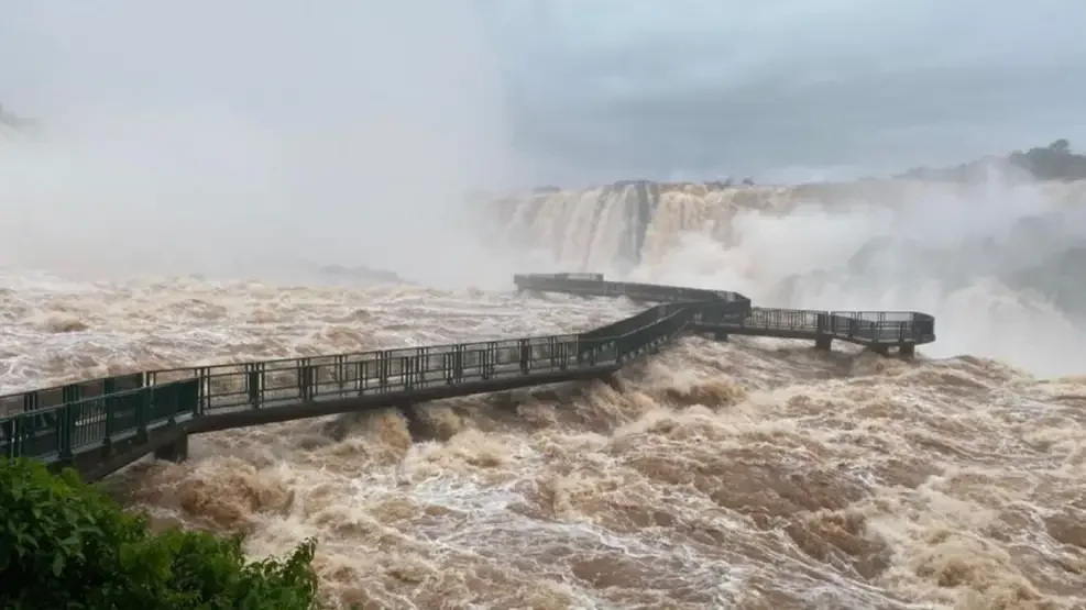 Crecida sin precedentes obliga a cerrar la Garganta del Diablo: el agua supera cinco veces lo normal y arrasa las pasarelas