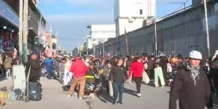 Feria a cielo abierto en protesta frente a La Salada: «Si no vendo, no vivo», afirman los puesteros que piden que los dejen trabajar