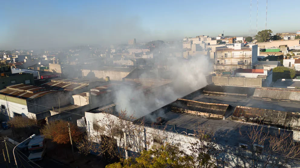 Grave incendio en Buenos Aires: evacúan planta de plásticos, alerta por derrumbe y cierre preventivo en la Ruta 3