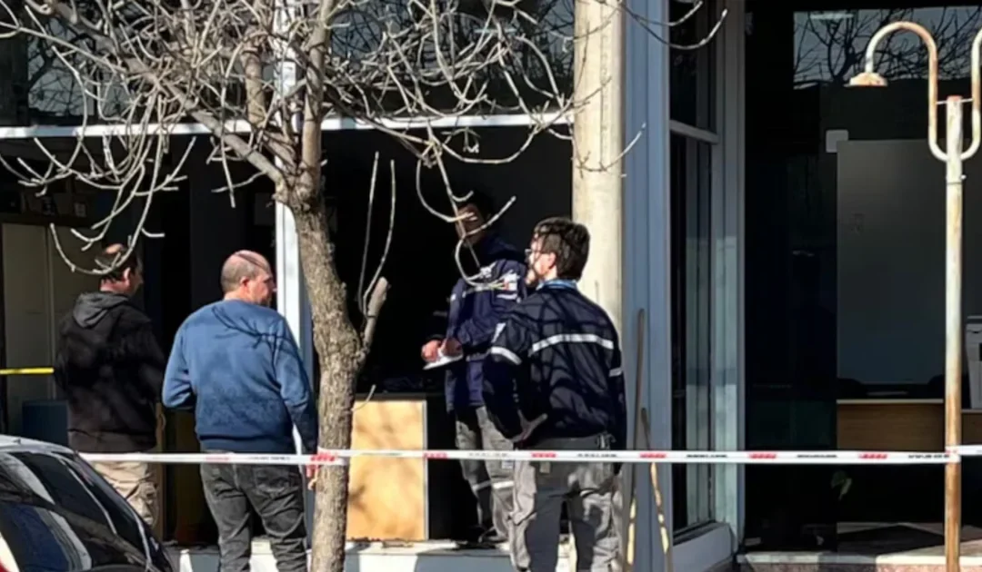 Santa Fe: Indignado por cortes, un hombre ingresó a una oficina de la empresa de energía y destrozó todo el lugar con un pico