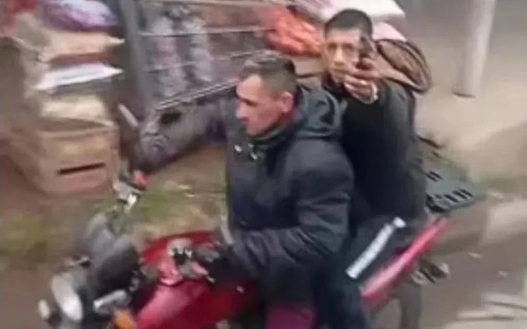 Colectivero encerró a ladrones tras robo a una verdulería en Buenos Aires: vecinos y pasajeros evitaron la fuga
