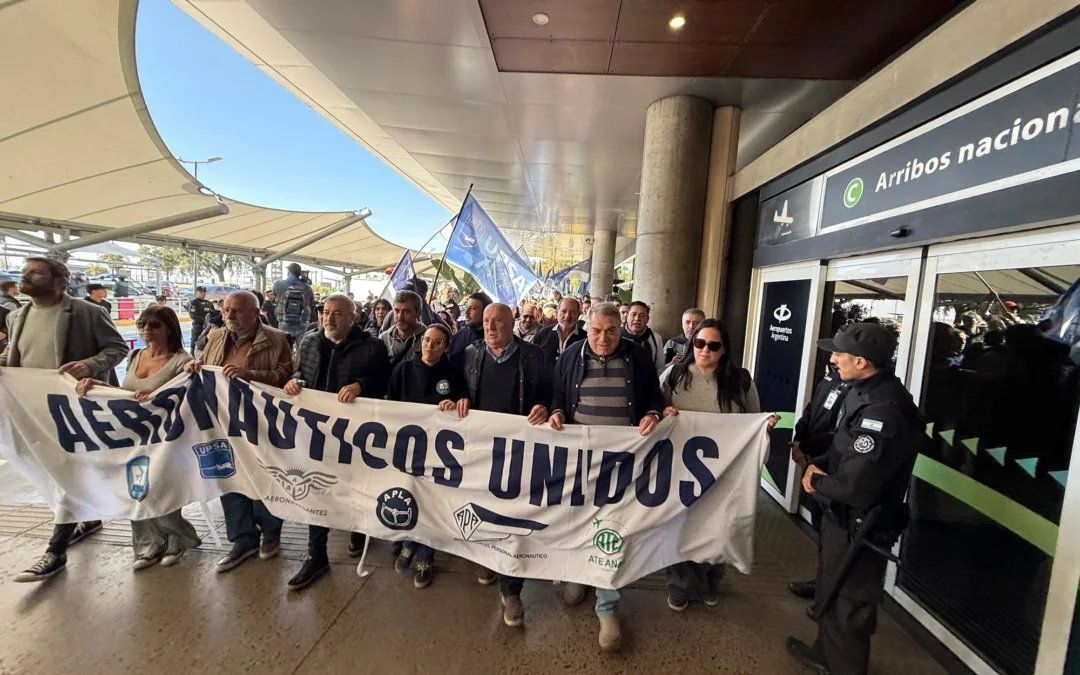 Trabajadores aeronáuticos se movilizan tras despidos, y atraso del 45% del sueldo ante la inflación