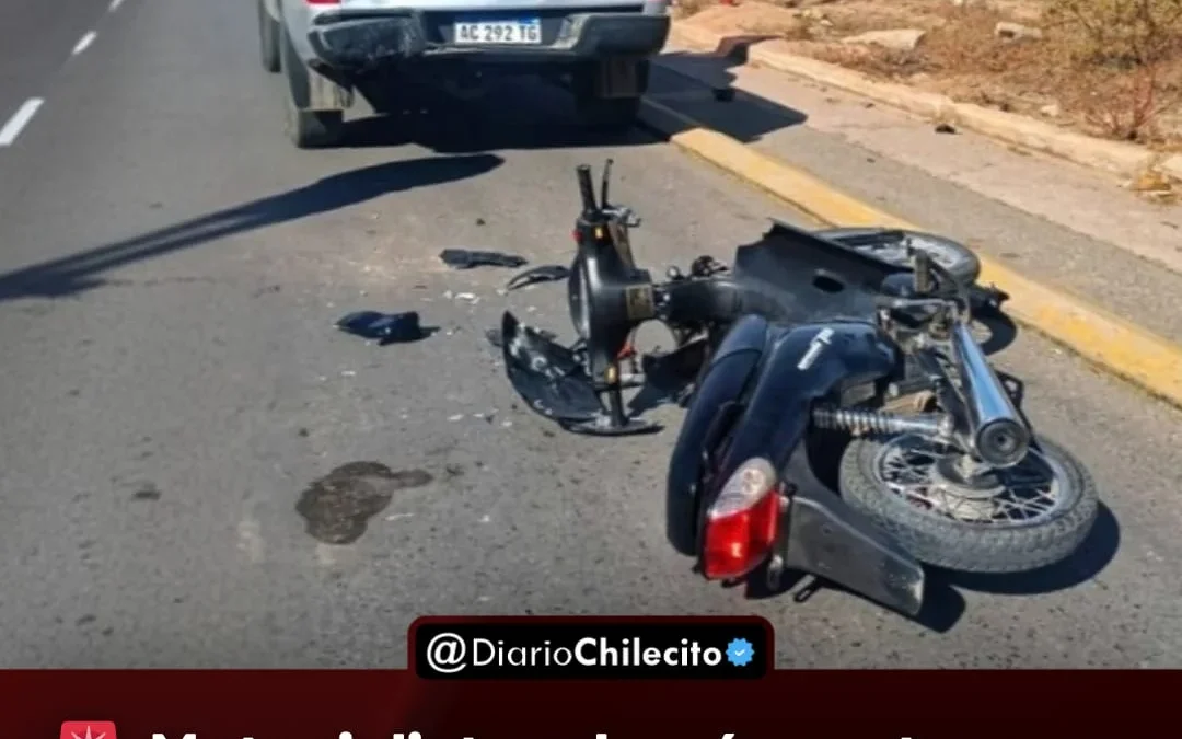 Motociclista chocó contra una camioneta estacionada en Av. Circunvalación y fue trasladada al hospital