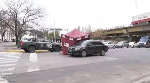 Un policía fue abordado por dos motochorros en Barracas y se defendió con su arma, provocando la muerte de uno