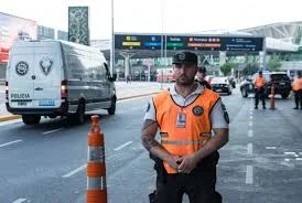 Dos amenazas de bombas y tres aviones inspeccionados en los aeropuertos de Ezeiza y Aeroparque