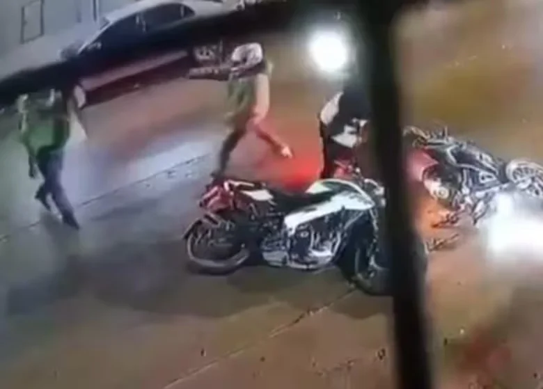 Buenos Aires: Le dispararon cinco veces en un asalto pero el zapallo que llevaba en su mochila le salvó la vida