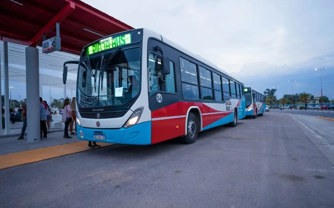 Rioja Bus volvió a Anguinán tras varios días sin servicio. Ahora circula con custodia policial para evitar nuevos ataques